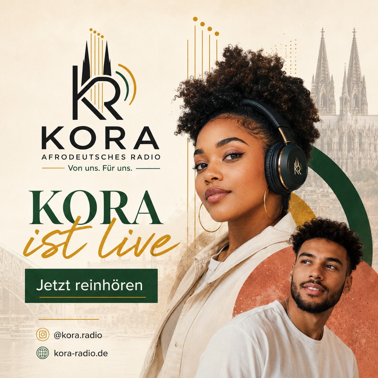 Afrodeutsche Hörer:innen mit Kopfhörern vor dem Kölner Dom